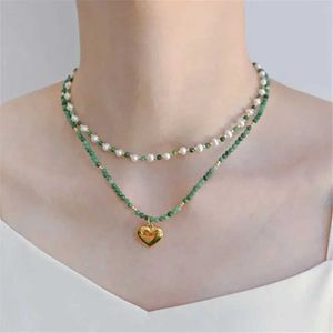 Bärade halsband Original Design Natural Stone Green Circular Bead Halsband Natural Pearl Niche Jewelry Heart-Shaped Pendant Stapled Womens Clip Chain D240514