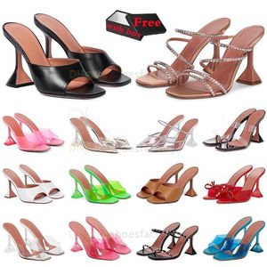 2024 Amina Muaddi Hochzeitskleid Schuhe 7 cm 10 cm Begum Bowknot Schmetterling PVC Pumpen High Heels Diamant Shine Sandalen Strass transparente Frauen Kristallschuh Schuh