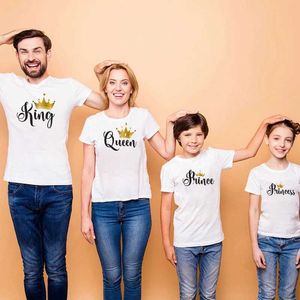Familie passende Outfits New King Queen 1 Familienaussehen Baumwoll T-Shirt Mutter Vater Baby Matching Family Matching Clothing Mom und ich Shirt T240513