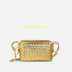 Women's Woven Leather Crossbody Bag Bottegvenets 2024 Spring/Summer Designer Mini Intreciato flätade veckade laminerade läder crossbody väska 11cm*17cm*6cm CP49