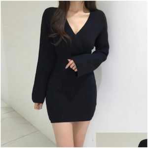 Temel gündelik elbiseler 2023 Sonbahar Zarif Örme Kazak Elbise Kadınlar Şık Fransız Stil Çılgınlığı V Gezek Seksi Katı Bayanlar Bodycon Dhnyj