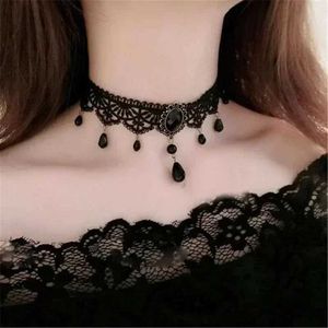 JQH3 Chokers Delysia King Womens Vintage Palace Gothic Halsband Crystal Pendant Design Black Spets Halsband Clavik Chain D240514