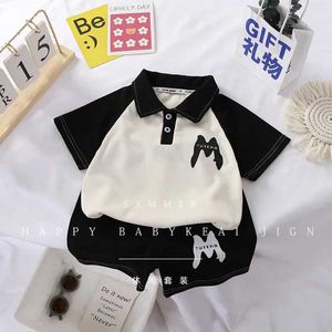Clothing Sets New summer childrens sportswear set for boys and girls printed with letters short sleeved polo shirt collar shorts baby casual d240514