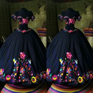 2023黒いキンカネラは肩からドレスを着るメキシコの刺繍されたシャロスイート16ドレスボールガウンサテンヴィンテージ197n