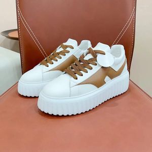 Casual skor mode små vita våren blandade färger övre snörning kvinnlig komfort fot känner tjocka bottenälskare sneakers