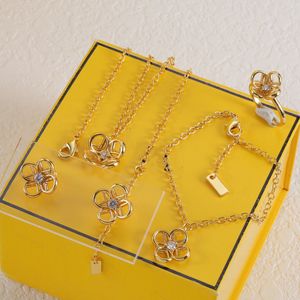 Toppdesigner Gold Diamond Diamond Armband Halsbandörhängen Set för Woman Diamond Incrusted Gem Fashion Jewelry Supply