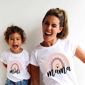 Roupas familiares 1pc Mama arco-íris e mini-família Match Matching Summer Summer Sleeve Family Look T-shirts Mãe e filha Roupas de moda T240513