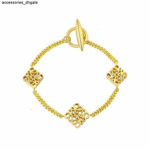 Gulddesigner halsband loews lyxiga smycken topptillbehör färglösa 24k halsband för kvinnor design metall high end lång tröja kedja julklapp smycken tbrq