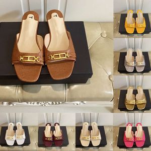 Sandalet Lüks Deri Metalik Daireler Topuklu Slaytlar Mules Luxe Claquette için Kadın Kadınlar Yaz Ayakkabı Soafers Terlik Kadın Sandles Sliders DH1