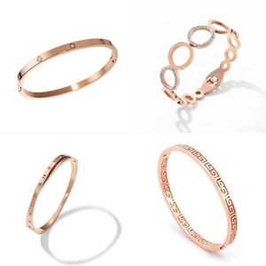 Item de moda Bracelet Cart Chain New 18k Gold for Womens Hollow Temperament Gift