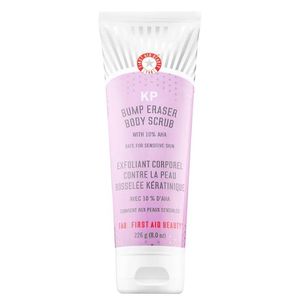 Första hjälpen skönhet KP Bump Eraser Body Scrub med 10% AHA-hud Exfoliating Polish Polishs Body Scrubs Cream tar bort döda hudvårdsceller för att förhindra tilltäppta porer 226g