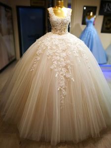 Underbara blommiga spetsapplikationer bollklänning bröllopsklänningar skopa halsbandar lång golvlängd prinsessa tyll brud klänningar ärmlös romantisk mantel de marieee