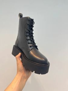 2024 여자 Matelasse Laceup Boots British Style Martin Boots New Canvas High-Top 두꺼운 캐주얼 둥근 머리 레이스 업 오토바이 부츠 35-42