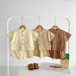 Kläderuppsättningar 2-stycken Herrkläder Set Summer Thin Short Sleeved Shirt and Shorts Casual Set med byxor lämpliga för barnkläder D240514