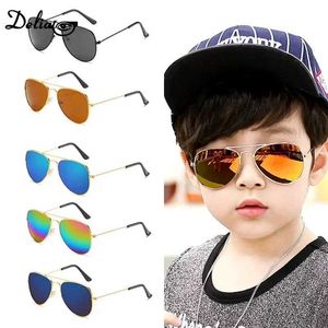 Óculos de sol Novos óculos de sol crianças moda meninos e meninas coloridas óculos de sol refletidos Childrens UV400 Outdoor HD Glasses D240514