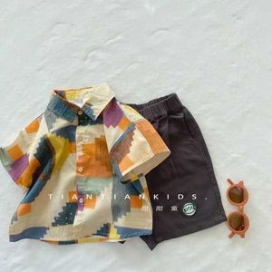 Kläder sätter 80-120 cm förskolekläder för baby pojkar sommar 2023 Ny koreansk färgglada rutiga baby kortärmad skjorta stiliga shorts 2-stycken set D240514