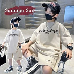 Set di abbigliamento Summer Casual Boy Cotton Letter T-shirt Top+Shorts Shorts Set School Childrens Tleum and Field Suit Childrens 2PCs Set da jogging da 5-16 anni D240514