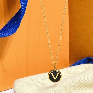 Modehalsband designer hänge choker 18k guld halsband varumärke brev män kvinnor rostfritt stål kedja halsband smycken gåva grossist