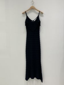 夏の女性ドレスソリッドカラーサスペンダーセクシーなシンプルなホリデースタイル2024女性ドレス