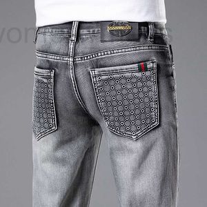 Designer de jeans masculino Europeu para 2024 Novo verão fino e elástico de alta ponta, Faixa esbelta, calças de luxo de pequenos pés leves qszq
