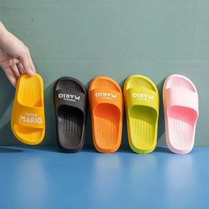 Slipper Summer Children Solid Color Soft Slippers Bekväma andningsbara icke-halkfria Söta tofflor Hem badrum strand tofflor barn sandal y240514cdr6