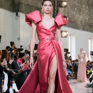 En linje aftonklänningar satin v hals kort ärm sida delad prom klänning formella röda mattor klänningar kläder de mariee 238k