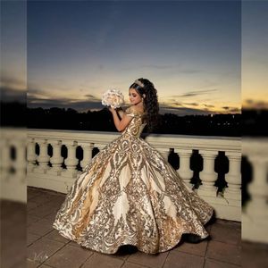 2021 Shining Gold Ball Gown Quinceanera Dresses Pärlade av axel tyll paljett söt 15 16 klänning xv fest slitage 333t