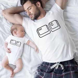 Familjsmatchande kläder Ctrl C Ctrl V Family Matching T Shirt Man Son Dotter Dad T Shirt Topps Kids Baby Girl Boys Casual Bodysuit T Shirt Family Look T240513