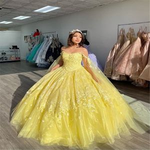 2022 Yellow Ball Gown Quinceanera klänningar underbara promklänningar 3D -blommor pärlstav söt 15 16 klädparty slitage xv anos 227f