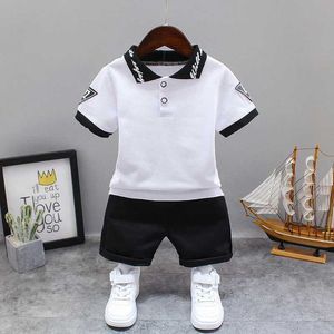 Kläder sätter baby pojke sommarkläder set koreansk mode lapel t-shirt topp och shorts två bitar av babykläder barns spår och fältkläder D240514