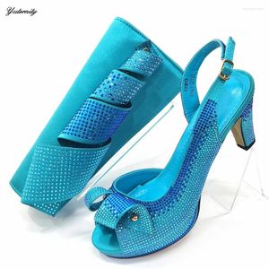 Scarpe vestiti da donna in stile nigeriano e set di sacchetti africani decorati con strass di tacchi strani per feste