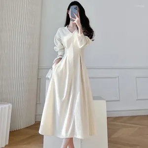 Casual klänningar 2024 klänning vit v-ringning fransk kvinnor vår och höststil smal retro lång