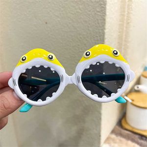 Güneş gözlüğü karikatür köpekbalığı şekilli çocuk güneş gözlükleri UV koruyucu gözlükler çocuk fotoğrafı destek çocukları çocuk partisi partisi doğum günü parti aksesuarları gözlükleri d240514