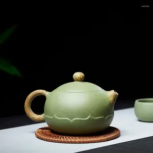 手作りの紫色の鍋と西情報に豆の緑でお茶を作るティーウェアセット