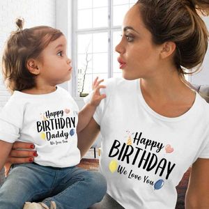 가족 일치 의상 행복한 생일 아빠 우리는 당신을 사랑합니다. 가족 일치하는 옷 생일 풍선 인쇄 어머니와 어린이 tshirts 패션 모습 화이트 티 t240513