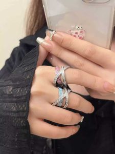 ブランドウェストウッズ3層のくび出オイルドロップダイヤモンドリングは、女性のニッチネイルUJRのハイエンドで絶妙な手紙です