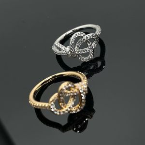 Yüksek kaliteli lüks moda tasarımcıları t-ailelik düğüm elmas yüzük klasik oyuklar için temel hediye erkekler için temel hediye altın ve gümüş 2 renk klasik mücevher yüzüğü