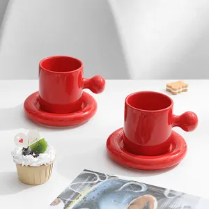 Cups Saucers kreative rote Kaffee Tassen mit runden Geschirr einzigartige Keramik Tasse Untertassen Getränke Geschirr Teemilch Tablett Schöne Hochzeitsgeburtstagsgeschenk