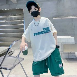 衣料品セット男の子とティーンエイジャーの夏のスーツスポーツカジュアルプリントレター半袖Tシャツ+ルーズ5ポイントパンツ2ピースジャケットD240514