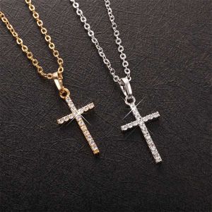 Naszyjniki wisiorek Wykwintna moda Blask Crystal Cyrron Cross Naszyjnik odpowiedni dla kobiet metalowy krzyż biżuteria na imprezę J240513