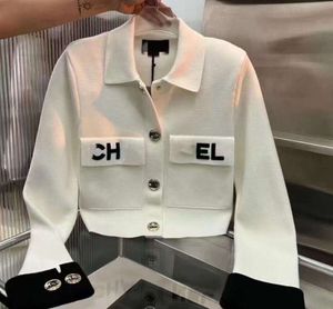 Мода Luxury 2024SS Дизайнерские женские куртки высшее качество отворота поло в грудном кармане Slim Fit White Emelced Printed Metal Gugle
