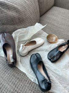 Lamode Classic Autumnwinter French Niche Design Split Toe Shoes Pig Hooves Horse Hooves Fashionable Single Shoe Women 240515