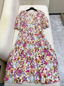 Sukienki swobodne Sukienka 24 jedwabą jest wykonana z szlachetnego materiału z okrągłym dekoltem w sparowanych rękawach bąbelkowych i kwiatowej długiej spódnicy