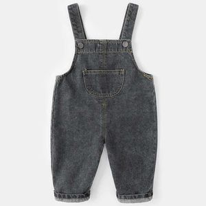 Overall Summer 2024 Baby Girl Jumpsuit Jeans Lämpliga för pojkar koreansk casual mode denim Jumpsuit Childrens Top Korean Childrens Clothing BC1031-1 D240515