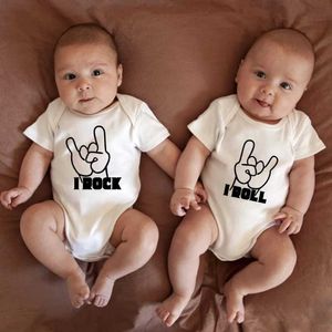 Rompers I Rock Cute Twins Baby Boys Fashion and Fun Newborn Onesie Pajamas Summer Home Casual Childrens Clothing Cotton jumpsuitL240514L240502