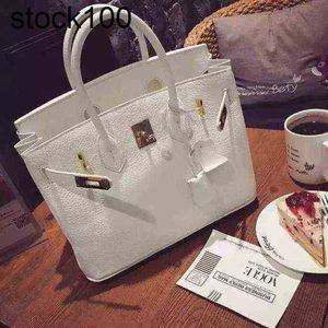 Bag handväska 2024 Designer Spring Platinum och Summer Korean Fashion Cream White Lychee Mönster Celebrity Lady Buckle Handbag