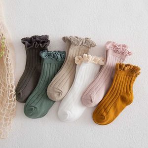 Barnstrumpor Elegant veckade spets manschetterade strumpor som är lämpliga för flickkläder Spring och Autumn Cotton Ribs Toddlers Girl Ankle Socks Childrens ben Warmersl2405