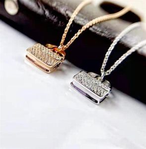 Högkvalitativ halsbandsdesigner smycken halsband för kvinnor guldlås hängande män elegant silverkedja med box256s6678228