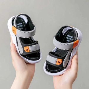 Sandallar erkek moda sandalet yaz nefes alabilen plaj slayt çocukları anti-slip spor düz ayakkabılar erkek sandaletler bebek 2-10 yıl d240515
