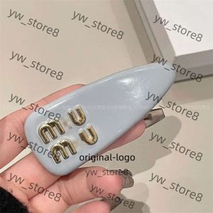 MUI MUI Clip per capelli prima primavera nuovo in passerella Mui Candy Color Bread Clip Lettera Temperamento Miui Clip Spring Clip Hairpin 3D66